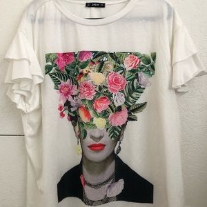 Xl Frida Kahlo graphic t with ruffle sleeves .
